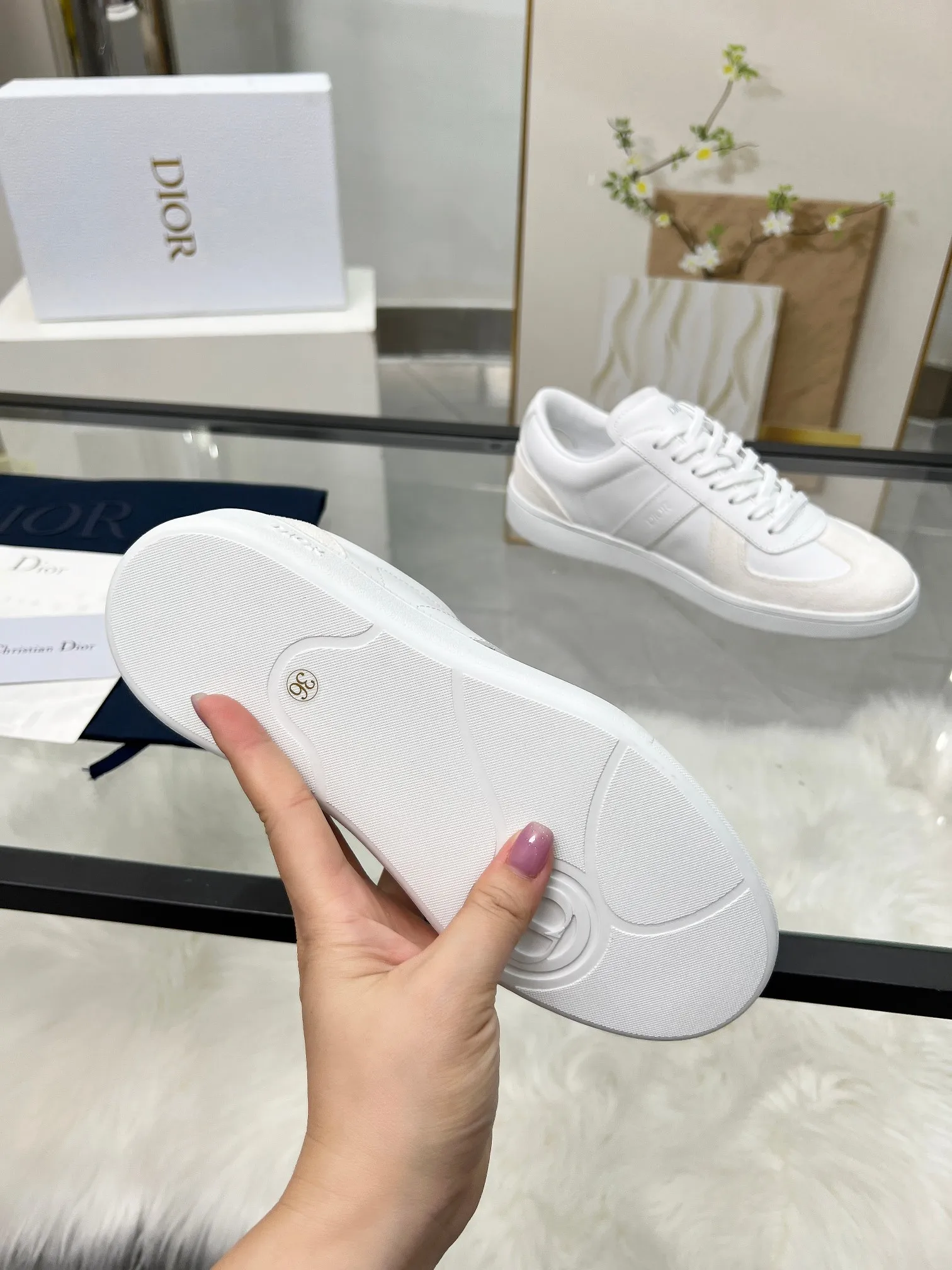 👟👟Ex-factory price 460👟👟Male size +10 correct✅ version. 𝐃𝐢𝐨𝐫 𝟮𝟱𝐏𝐫𝐞-𝐅𝐚𝐥𝐥 𝐁𝐞𝐫𝐥𝐢𝐧 𝟬𝟭 Dior B01 couple casual moral training shoes white shoes sneakers late 90s fashion brand Maison Margiela purchased GAT in large quantities and gave them a makeover. This shoe type of De Xun officially started its fashion journey. Original: Top layer of cowhide, cowhide lining, original outsole Size: 35-45 (40 for women, 45 for men, custom made, non-refundable)